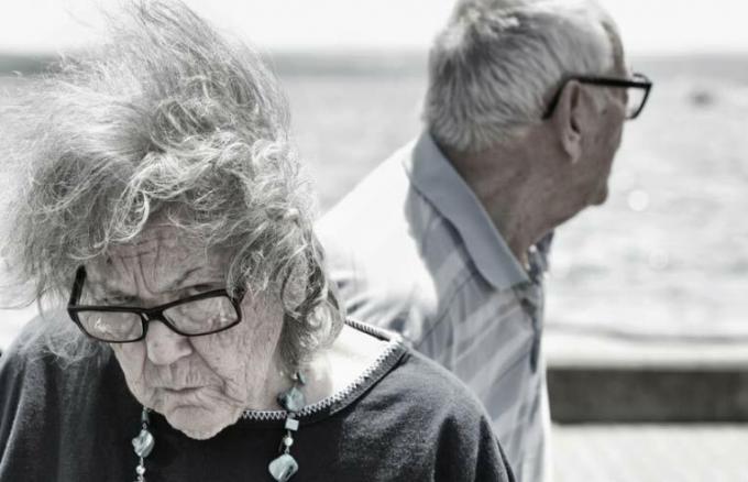 grands-parents en colère à la plage