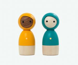Le bambole di legno Vai Kai Avakai sono giocattoli collegati senza schermo