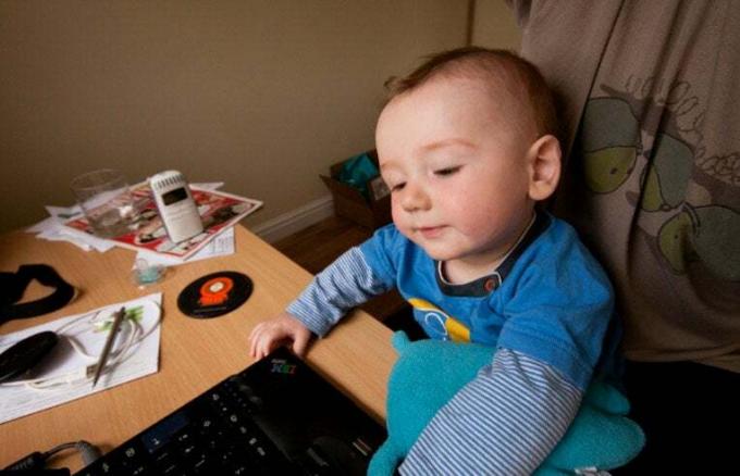 תינוק עובד על מחשב נייד