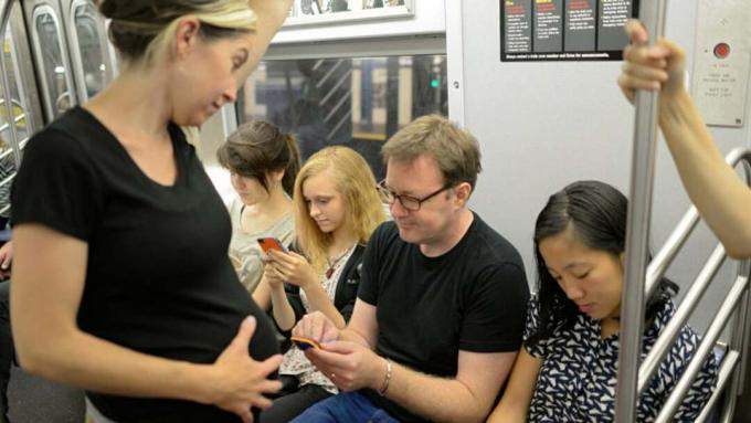電車の中で誰が妊娠しているかを示すためにテストされたワイヤレス技術