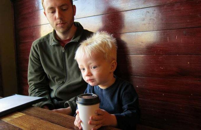 isä ja poika kahvilassa