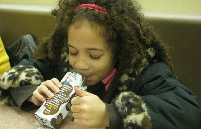 チョコレートミルクを飲む女の子