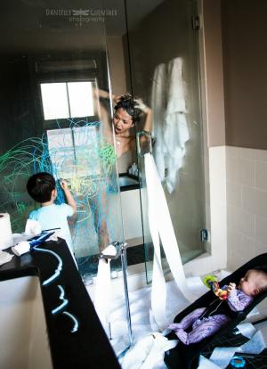 הצלמת דניאלה גינטר מצלמת חיי משפחה מבולגנים ב"תרחיש הטוב ביותר"