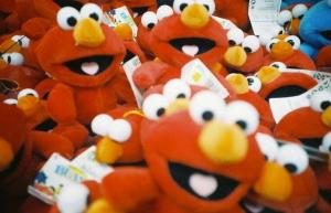 Psichologinė priežastis, kodėl maži vaikai eina iš proto dėl Elmo