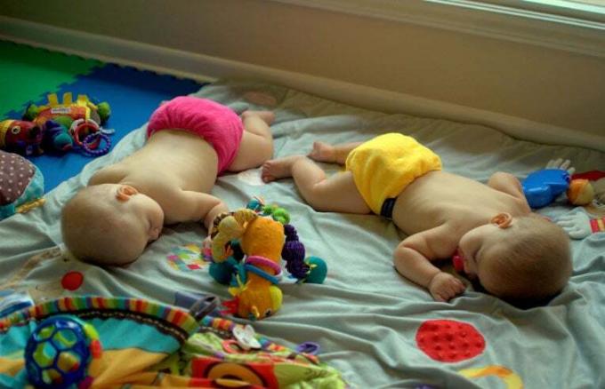 spící sourozenci