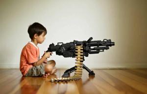 Barn som ser våpen i filmer er mer sannsynlig å leke med ekte våpen