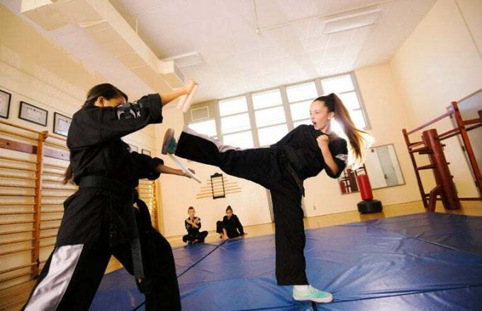 menina praticando artes marciais