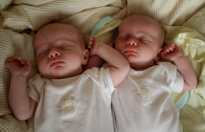 близнюки-хлопчики-сплять