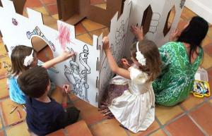 PopUp Play omogoča otrokom, da prilagodijo svoje lastne kartonske utrdbe