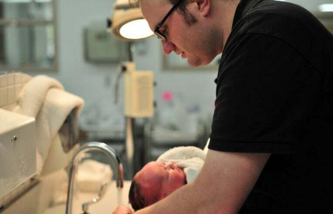 padre che fa il bagno neonato