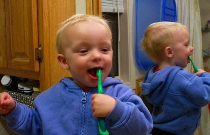 väikelaps hambaid pesemas
