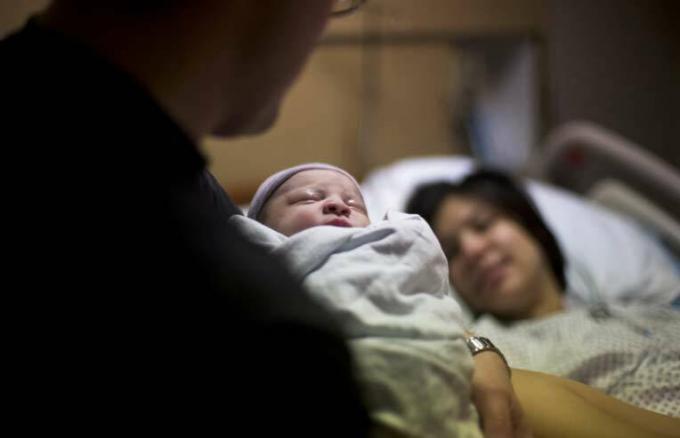 Papa hält Baby im Krankenhaus