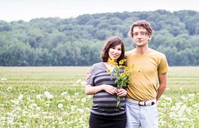 jeune couple attend un bébé