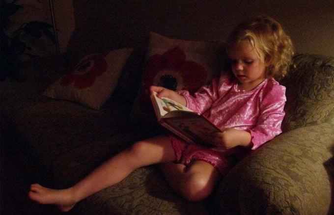 gadis membaca cerita 