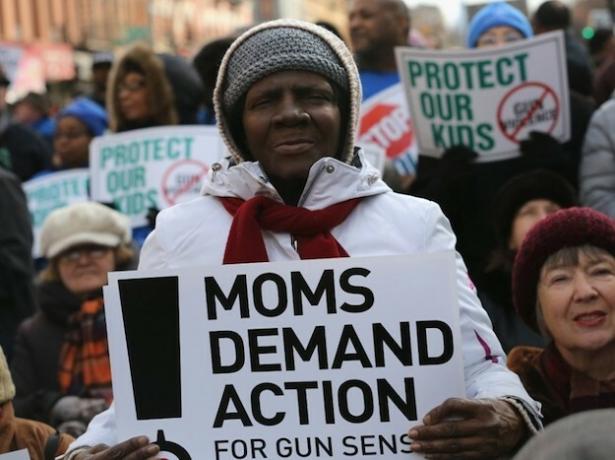 엄마들은 미국에서 Gun Sense에 대한 행동을 요구합니다 - 엄마 정치 운동