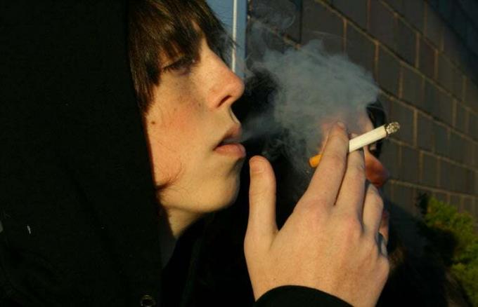 adolescente fumando cigarro