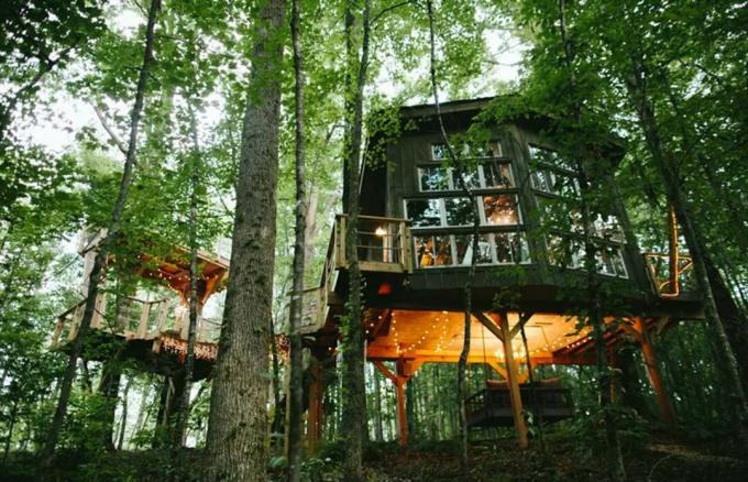 أفضل إيجارات Treehouse على Airbnb للأطفال والعائلات