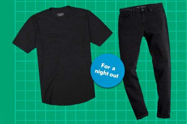 kaos hitam dan jeans ditampilkan dengan latar belakang zamrud