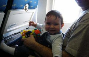 私の1歳の息子と一緒に国中を飛んでいます