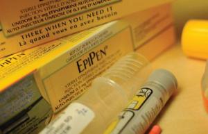 Varför EpiPen-priset ökade mer än 400 procent