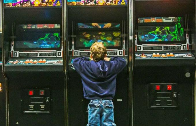 Çocuk Retro Arcade Oyunu Oyna -- çocukların retro video oyunları oynamasını sağlama
