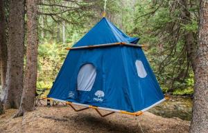 TreePod Camper je šotor za 2 osebi, ki visi z drevesa