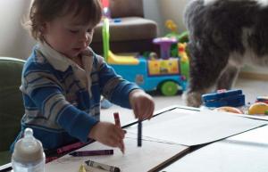 Kuinka voit rohkaista (ja parantaa) lapsesi piirustuskykyä