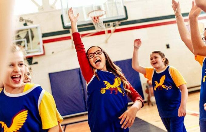 meitenes uzmundrina basketbola spēlē