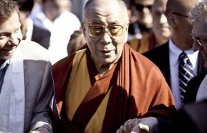 Dalai Lama faz citações sobre a vida, a felicidade e a natureza das crianças