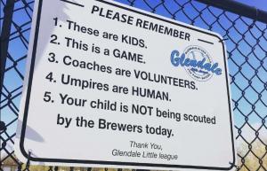 Little League Sign ในวิสคอนซินบอกให้ผู้ปกครองทำใจให้สบาย