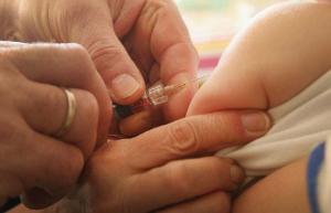 Prancūzija 2018 m. padarys privalomą 11 vakcinų
