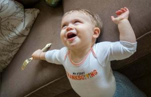 Kā padarīt savu mazuli par ekspertu pie karotes un dakšiņas