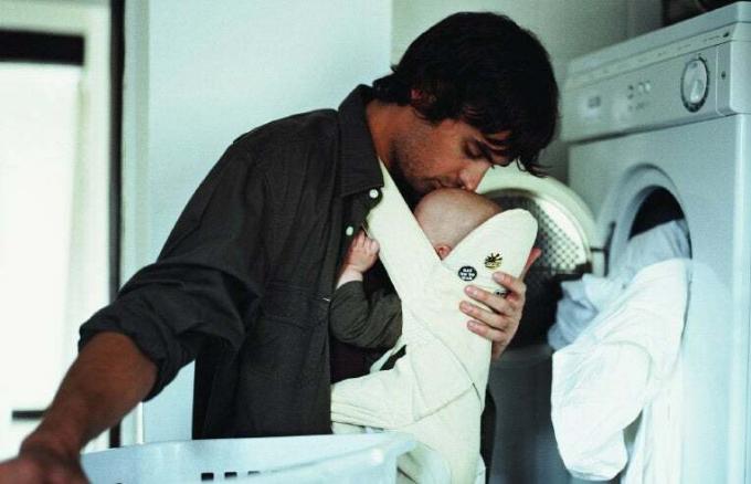 tata drži bebu u vešernici
