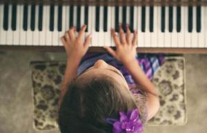 Hoe kinderen wiskunde te leren door middel van muziek met een zingende wiskundige