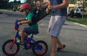 เครื่องมือฝึกอบรมที่ดีที่สุดสำหรับการสอนเด็ก ๆ วิธีขี่จักรยาน