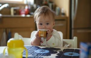 Kūdikių maitinimas kietosiomis medžiagomis: kaip supažindinti kūdikį kietosiomis medžiagomis