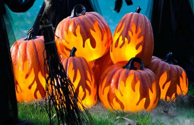 Decorazioni spaventose di Halloween e oggetti di scena da mettere nel tuo giardino in questa stagione