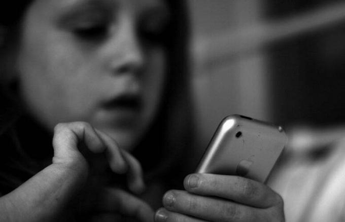 por qué deberías revisar el teléfono de tus hijos