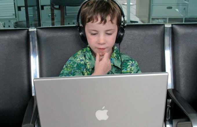 空港でラップトップを使用する子供