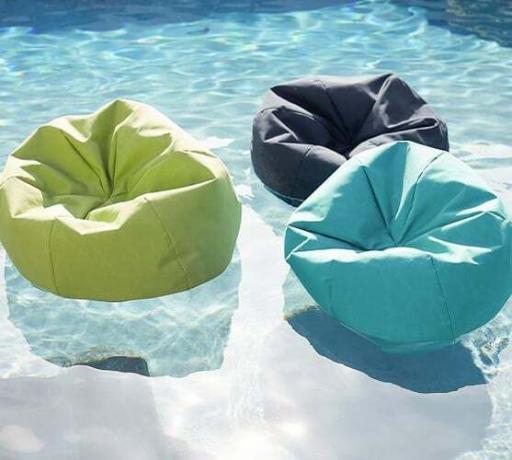מצוף הבריכה הוא בעצם כיסא גדול ונוח עם שקיות שעועית למים
