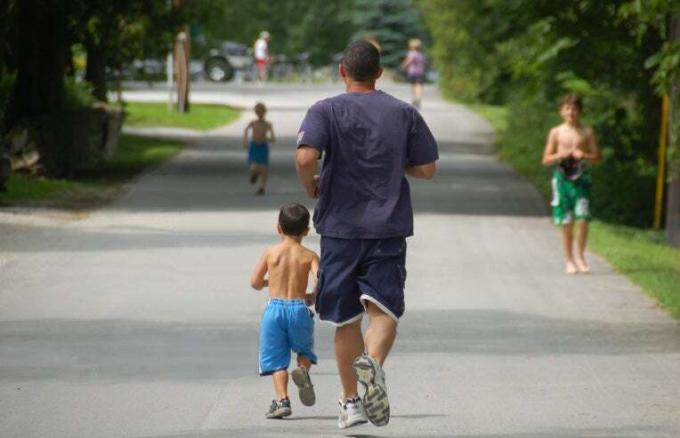 vader en zoon rennen