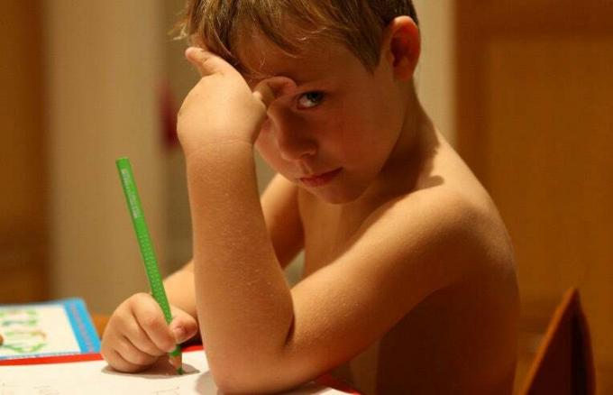 menino fazendo lição de casa 