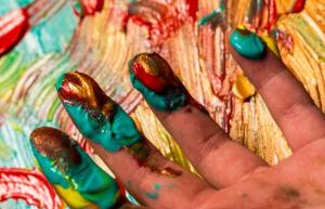 5 consigli per la pittura con le dita dalla pittrice professionista con le dita Iris Scott