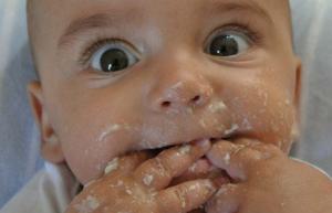 Inilah Berapa Lama Anda Dapat Menunda Memperkenalkan Makanan Padat kepada Anak Anda Sebelum Anda Harus Mulai Berbagi Gigitan