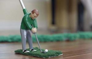 Mini indendørs golf er et realistisk spil lader dig spille 18 huller i huset