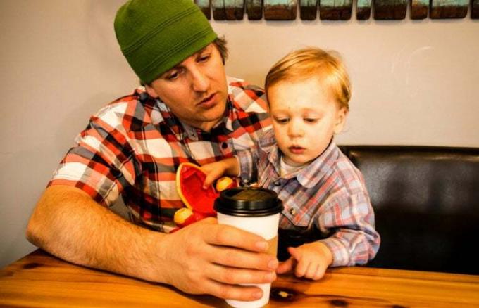 far og søn i kaffebar