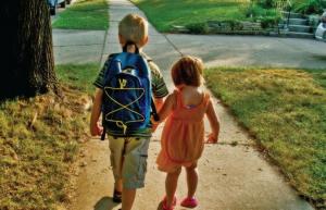 La ley Cada estudiante tiene éxito permite a los padres decidir cuándo los niños pueden caminar solos a casa desde la escuela