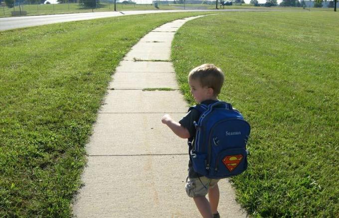 เด็กกำลังเดินไปโรงเรียนอนุบาล