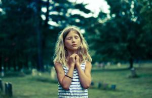 Μπορούν τα παιδιά να πιστέψουν στον Θεό; Τι φαντάζονται όταν προσεύχονται;