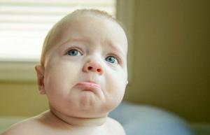 لماذا يبكي الأطفال: ماذا يفعلون و 9 طرق لإيقافه